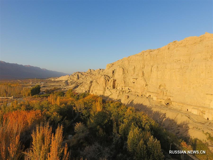 Осенний день у пещер Кизил в Синьцзяне