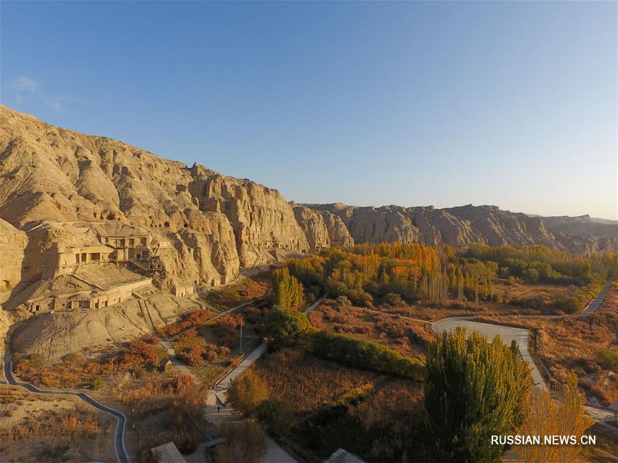 Осенний день у пещер Кизил в Синьцзяне