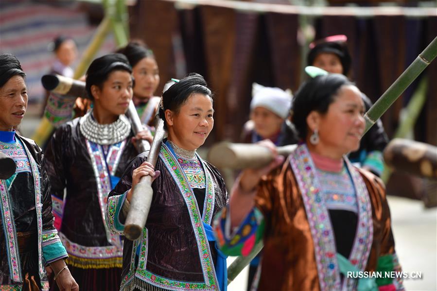 Фестиваль "блестящей ткани" в мяоской деревне