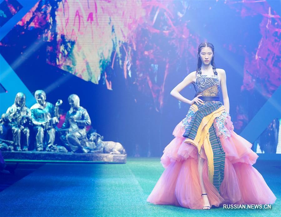 В Пекине прошла презентация благотворительного бренда дунсянской вышивки The Genius Mom