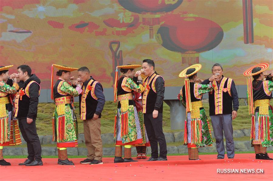 В уезде Лунхуэй прошла коллективная свадьба