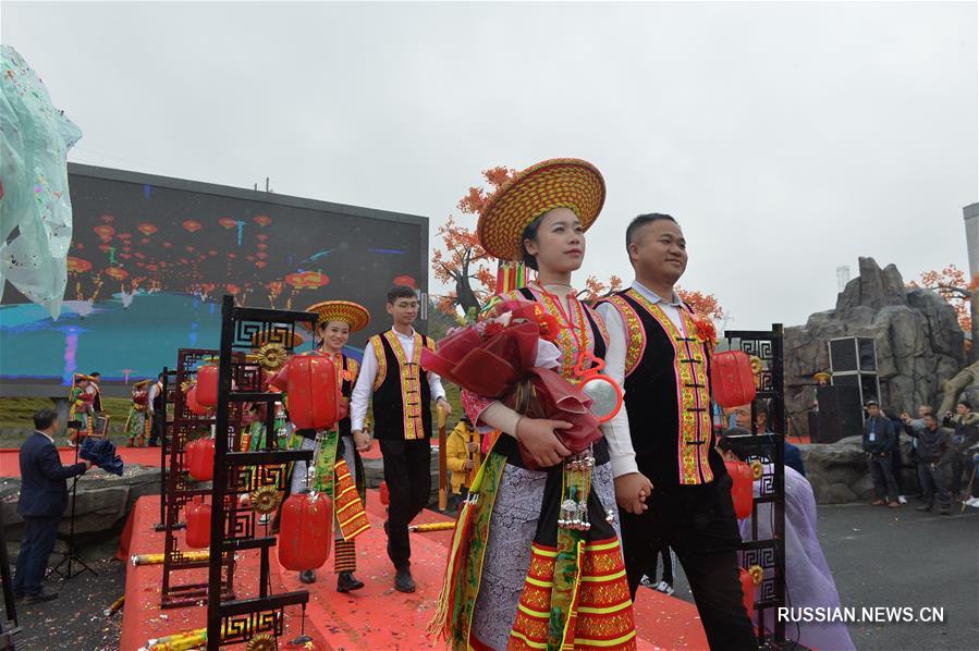 В уезде Лунхуэй прошла коллективная свадьба