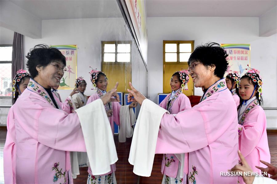 Артисты-волонтеры ведут театральные кружки в школах Цзаочжуана 
