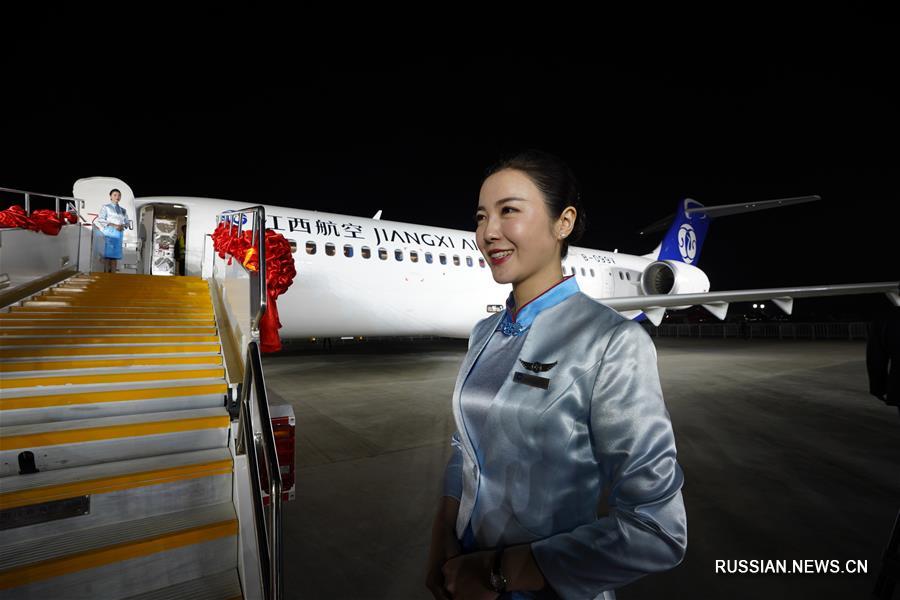 Китайская корпорация коммерческой авиации передала в Цзянси пассажирский лайнер ARJ21 отечественного производства