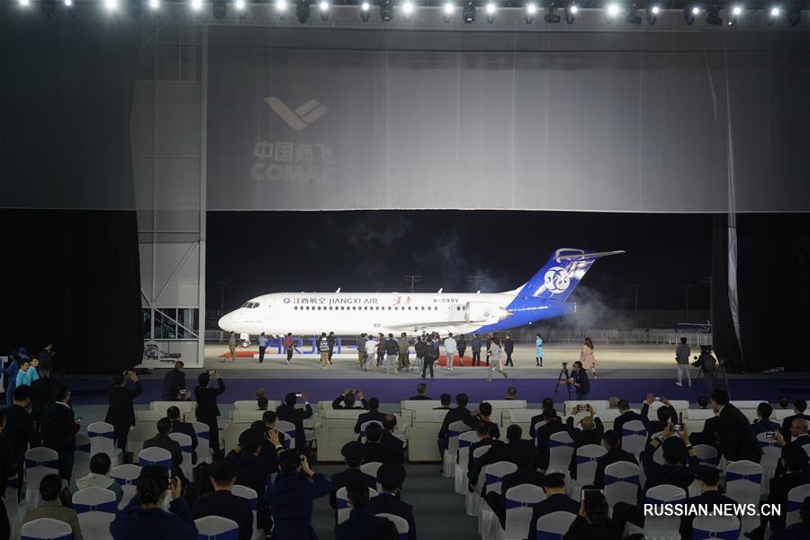 Китайская корпорация коммерческой авиации передала в Цзянси пассажирский лайнер ARJ21 отечественного производства