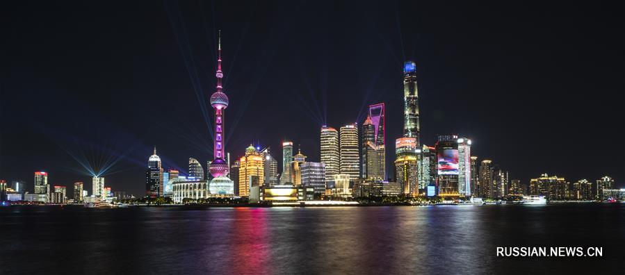 Красочные огни украсили деловой район Шанхая