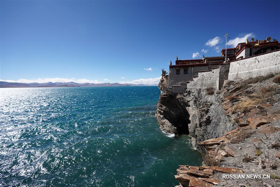 Прекрасное озеро Пума-Юмцо в Тибетском АР
