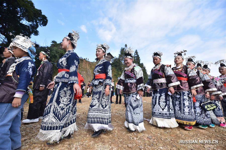 Более 10 тыс мяо на традиционном празднике урожая Чисинь