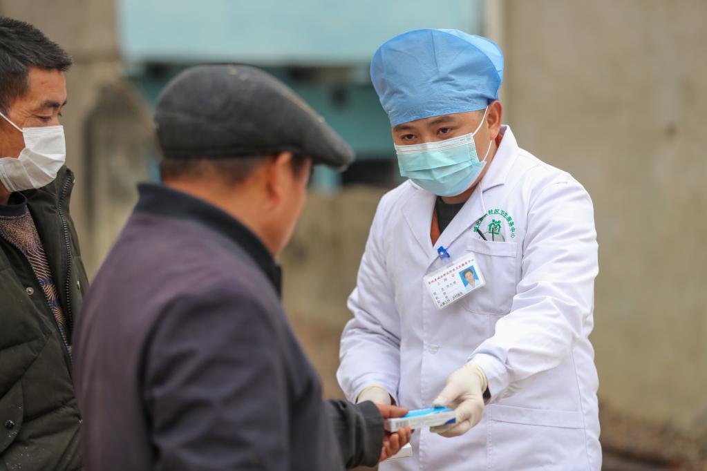 Мобильная бригада бесплатно оказывает медицинские услуги жителям горной ...