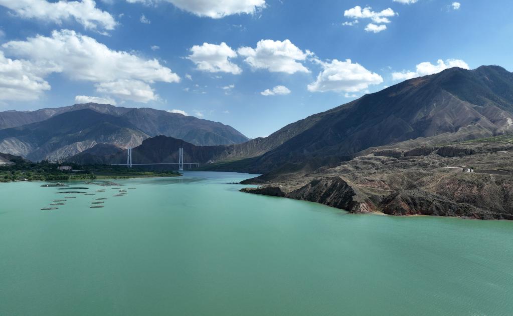 Летние пейзажи на участке реки Хуанхэ в пров. Цинхай_Russian.news.cn