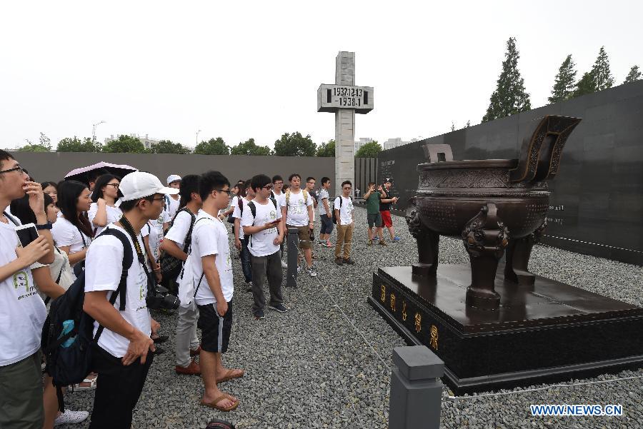 （教育）（2）海峡两岸大学生祭拜南京大屠杀遇难同胞