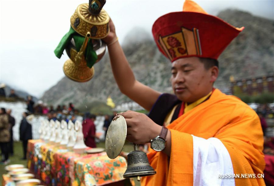 Ежегодная церемония поклонения тангка в монастыре Цурпху