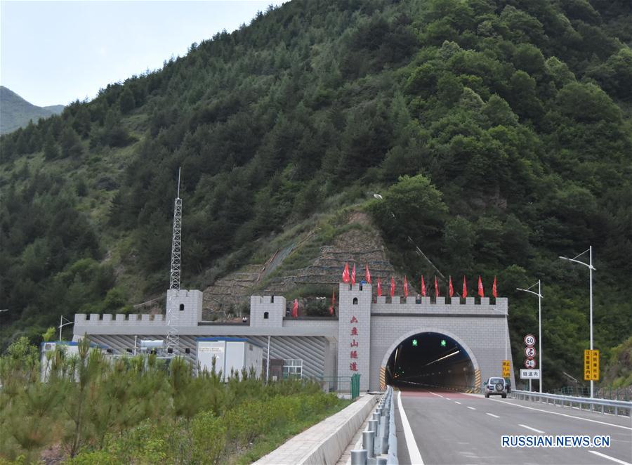 Официально открыто движение по самому протяженному в Китае высокогорному скоростному автотоннелю