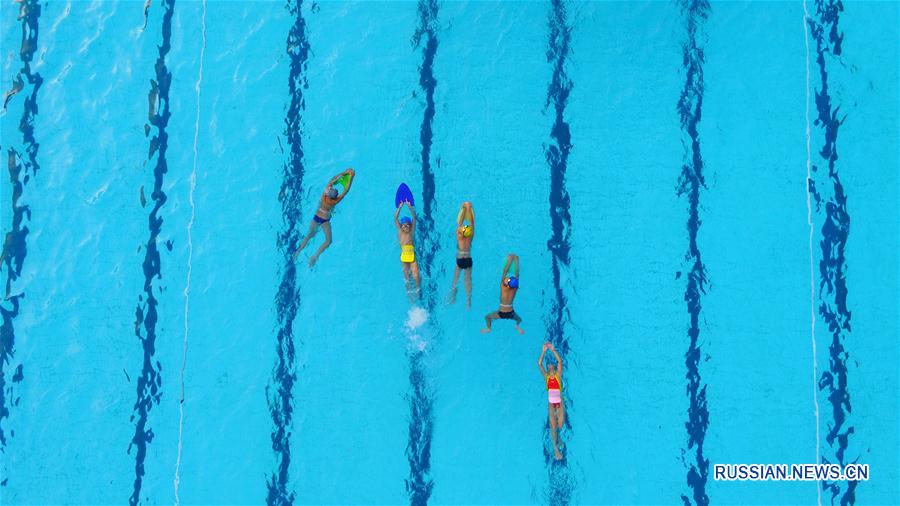 Жители Суйнина спасаются от жары в бассейне