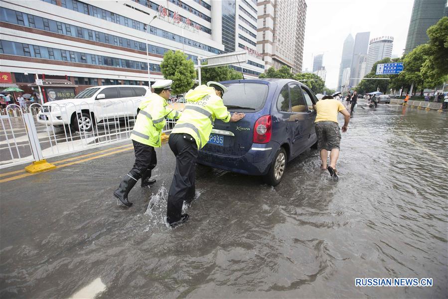 Улицы Уханя оказались под водой в результате продолжающихся ливней
