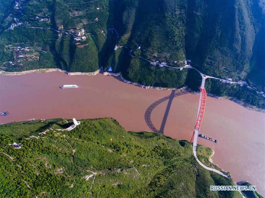 Вид сверху на знаменитое ущелье Уся на реке Янцзы