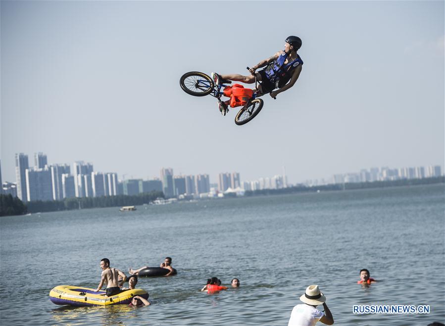 Велоспорт -- Фестиваль акробатических прыжков в озеро на велосипедах BMX в Ухане