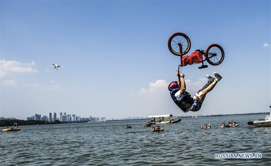 Велоспорт -- Фестиваль акробатических прыжков в озеро на велосипедах BMX в Ухане