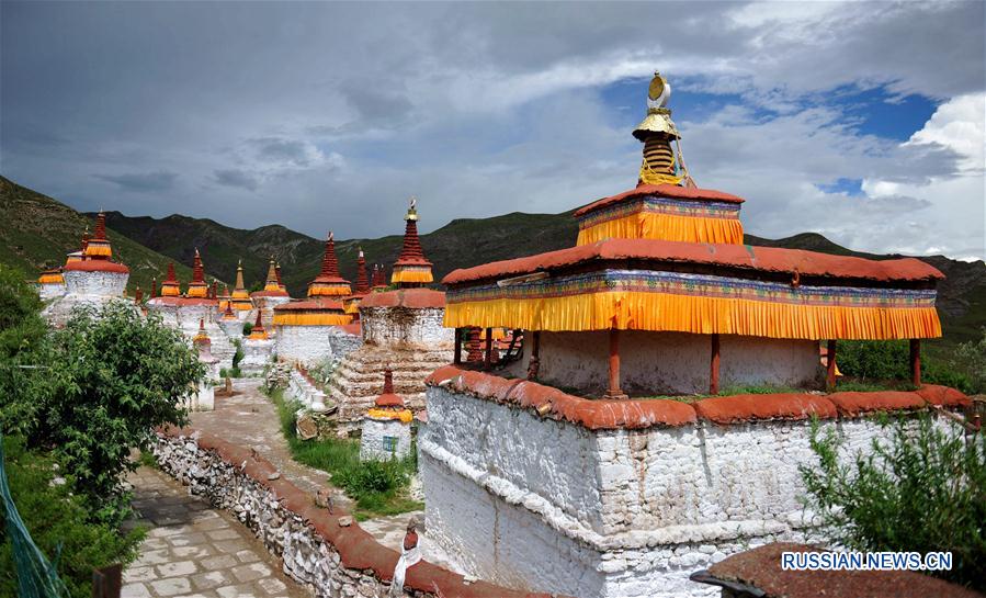 Монастырь ста ступ Сясы в горах Тибета