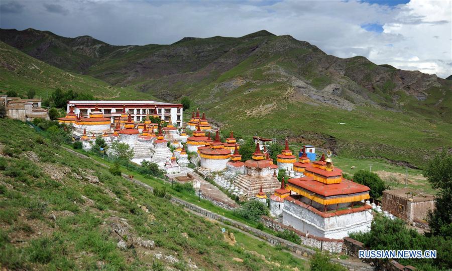 Монастырь ста ступ Сясы в горах Тибета