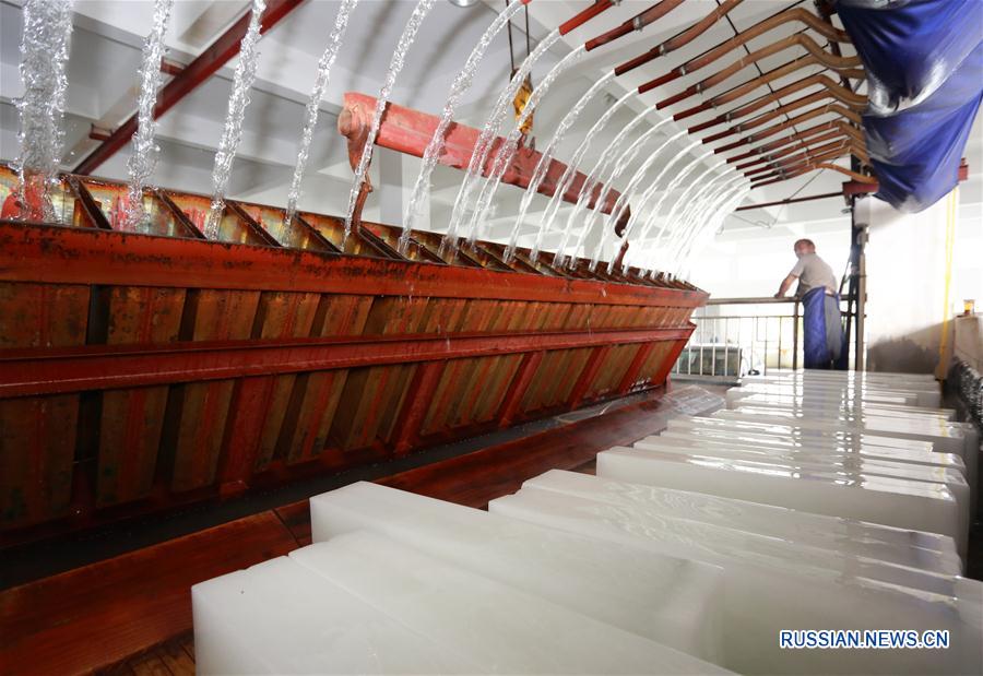 Китайские предприятия по производству льда работают сверхурочно в дни летней жары