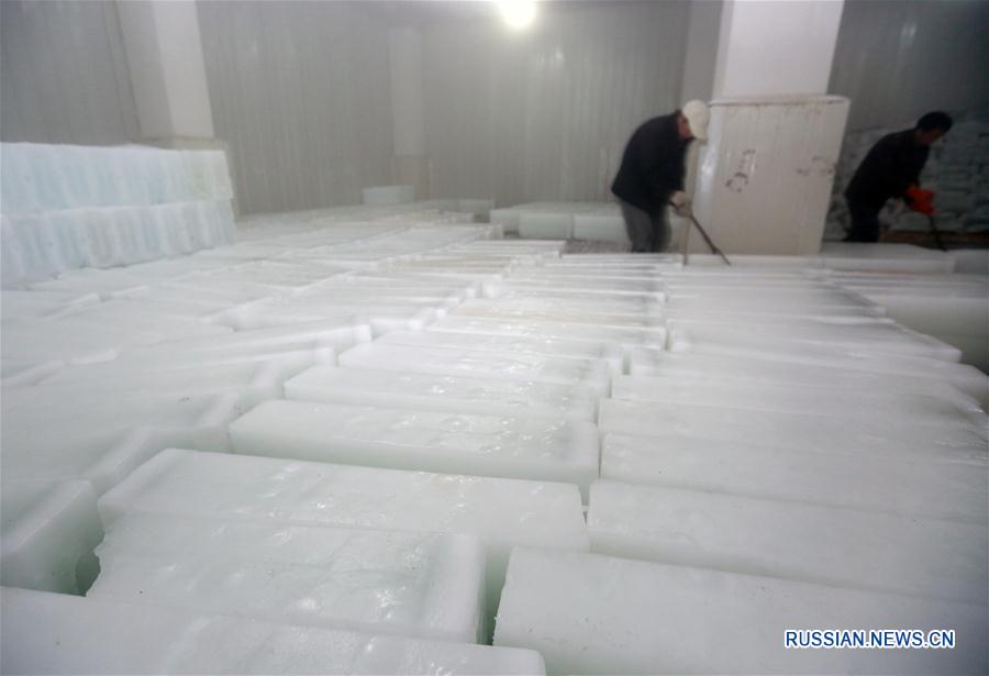 Китайские предприятия по производству льда работают сверхурочно в дни летней жары