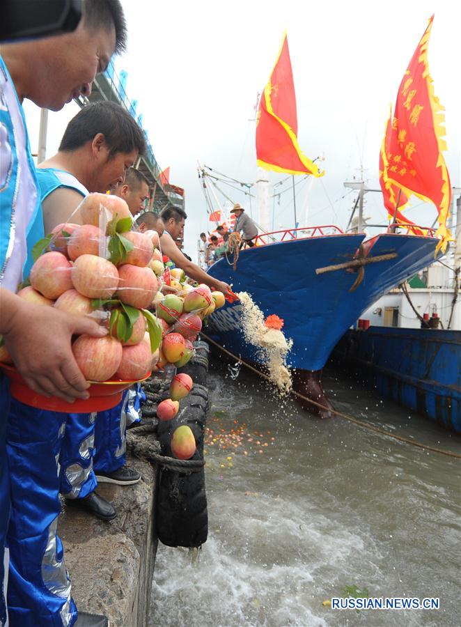 Церемония жертвоприношения богу моря на рыболовецкой базе в поселке Дунцзи