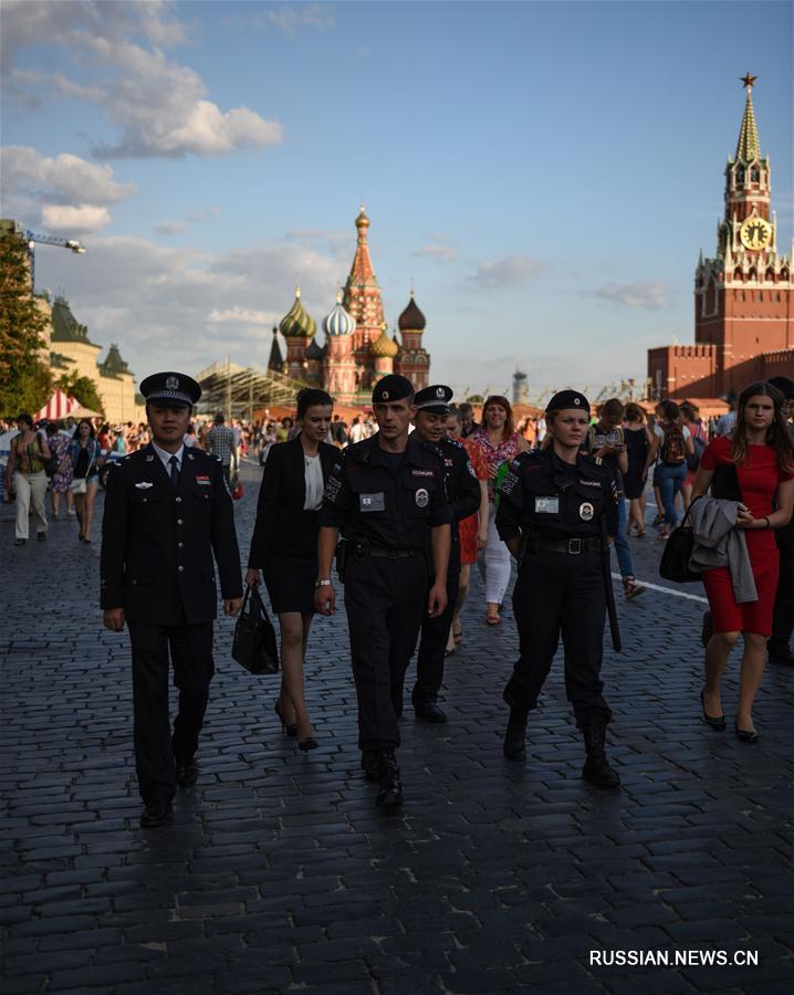 Сотрудники китайской и российской туристической полиции патрулировали московские улицы