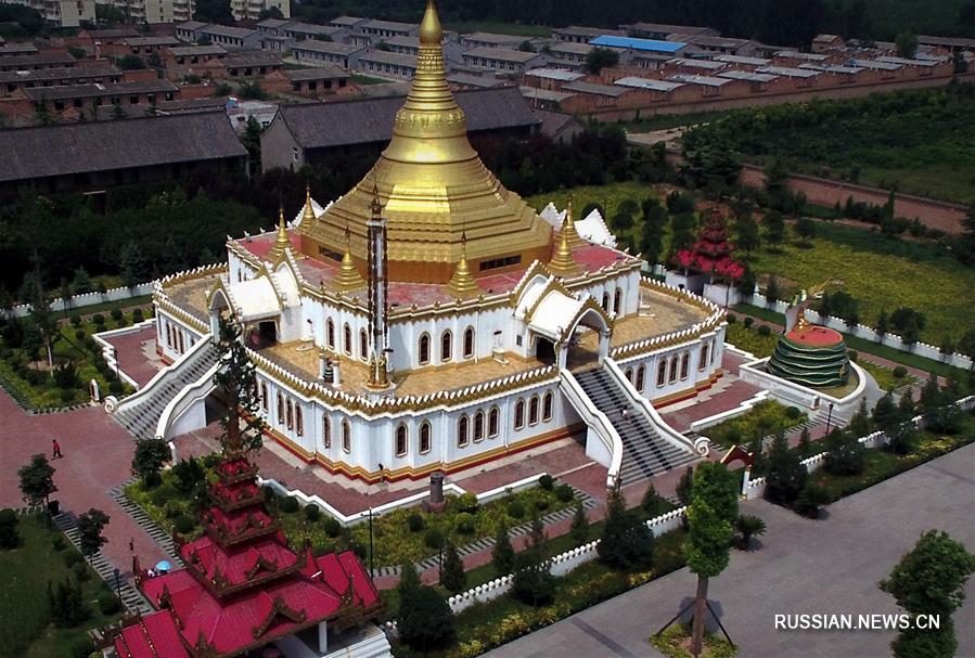 Буддийское святилище в мьянманском стиле в монастыре Баймасы в Лояне 