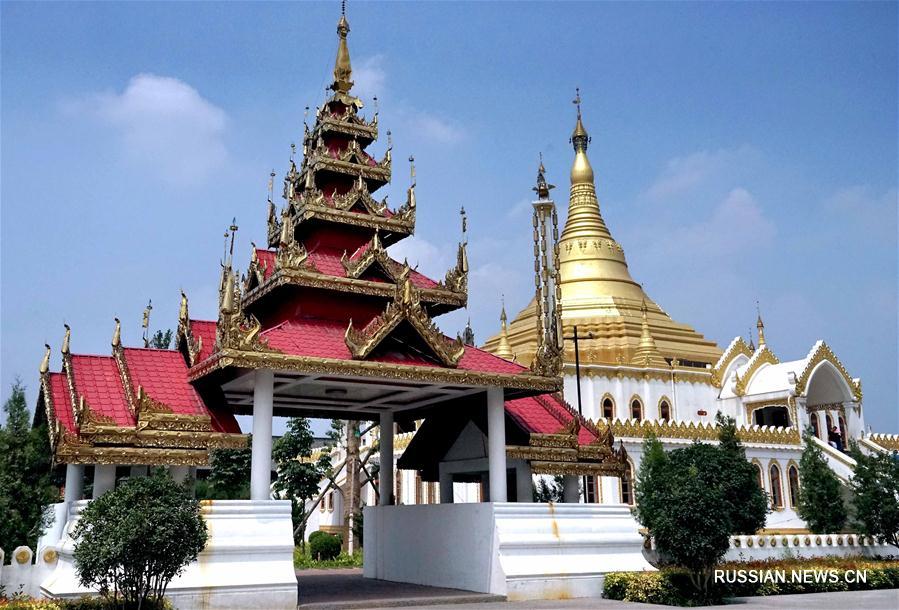 Буддийское святилище в мьянманском стиле в монастыре Баймасы в Лояне 