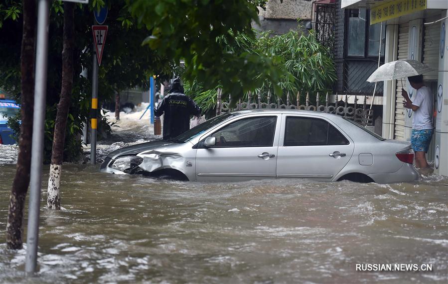 Тропические ливни привели к затоплению улиц Хайкоу