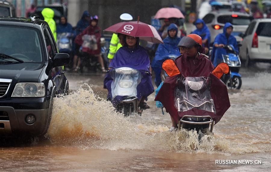 Тропические ливни привели к затоплению улиц Хайкоу