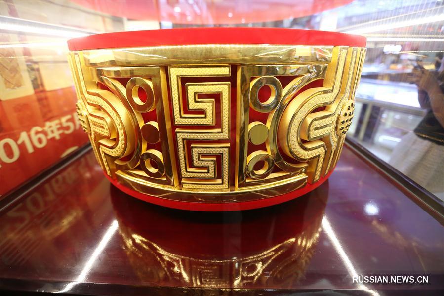 Гигантское золотое кольцо представили в Нанкине