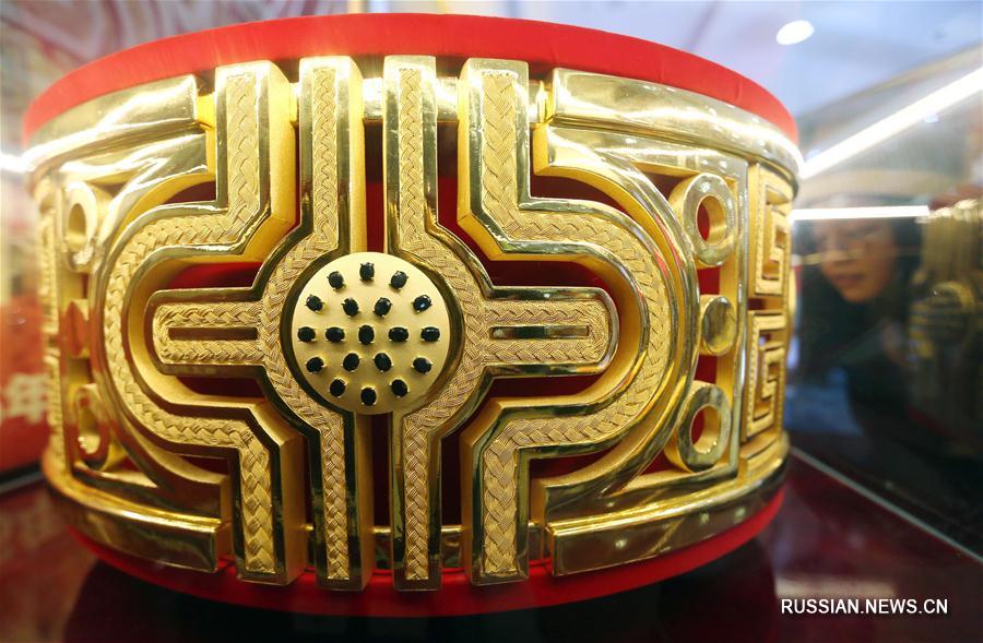 Гигантское золотое кольцо представили в Нанкине