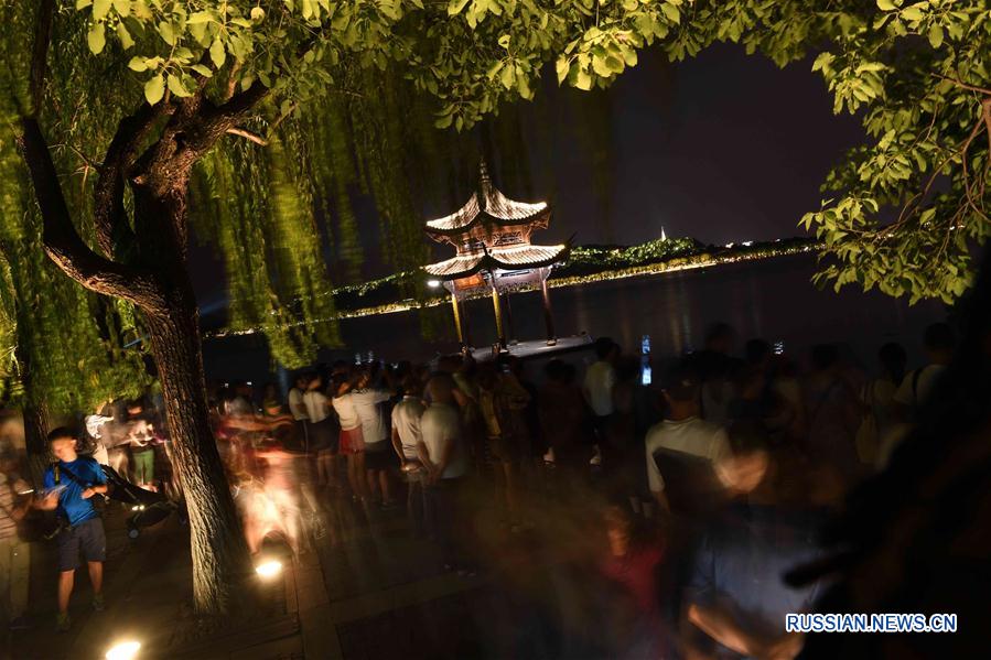 Поздний вечер на озере Сиху в Ханчжоу