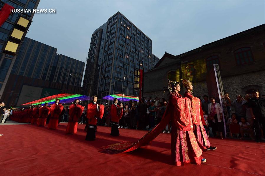 В Цзинане прошла свадьба 50 пар в ханьском стиле