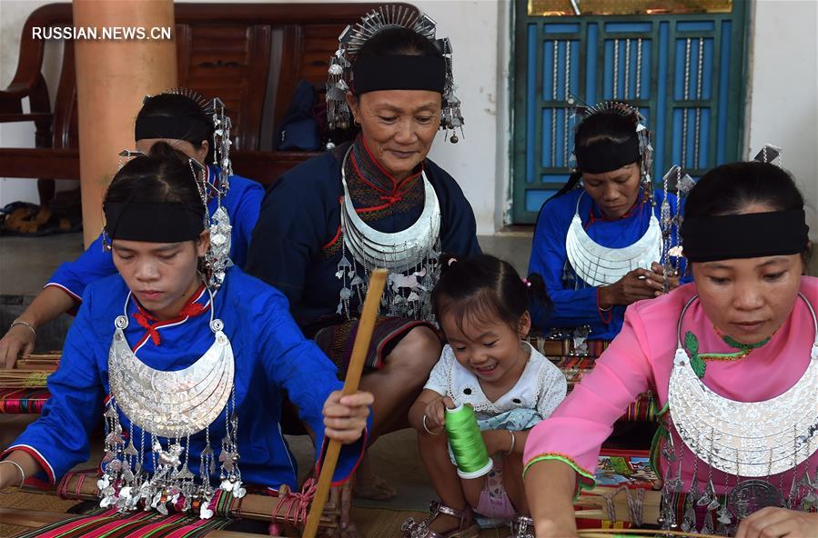 "Самая красивая семья" из Южного Китая -- наследницы ткацкого искусства народности ли
