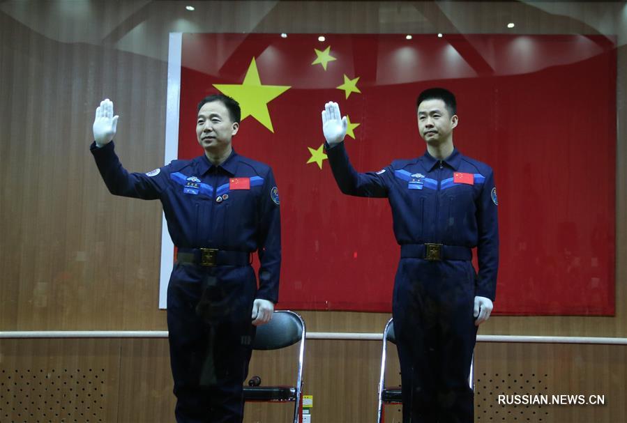 Экипаж пилотируемого космического корабля "Шэньчжоу-11" встретился с журналистами