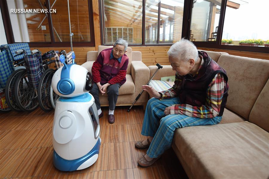 Робот-сиделка в доме престарелых в Ханчжоу