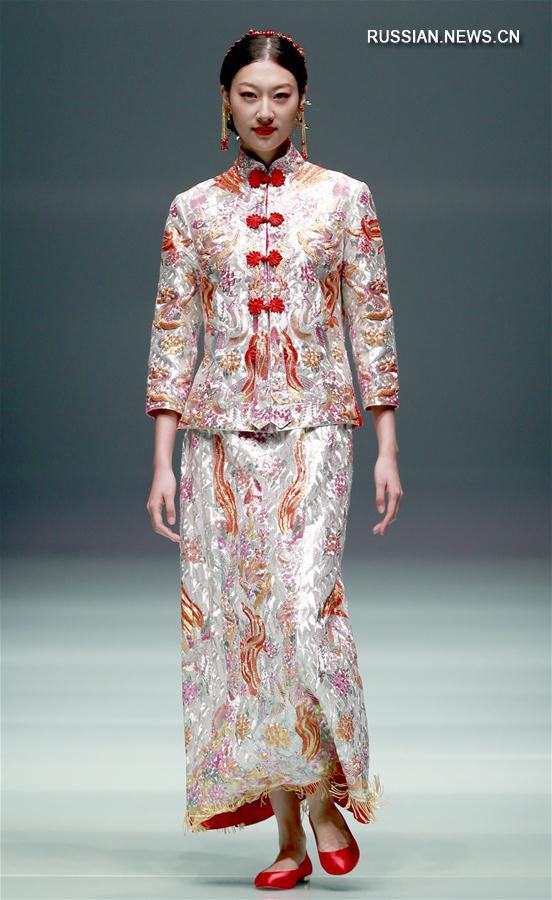 Показ свадебной моды от китайского кутюрье Цай Чжунханя на Пекинской неделе моды