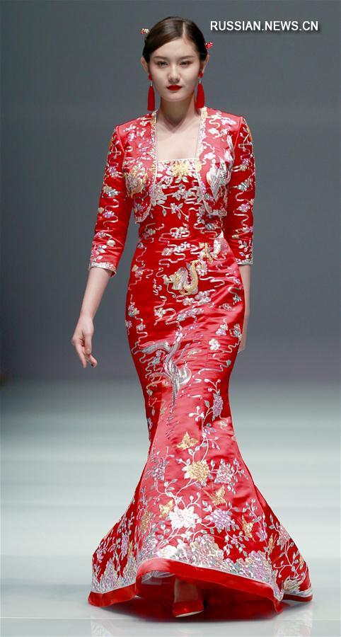 Показ свадебной моды от китайского кутюрье Цай Чжунханя на Пекинской неделе моды