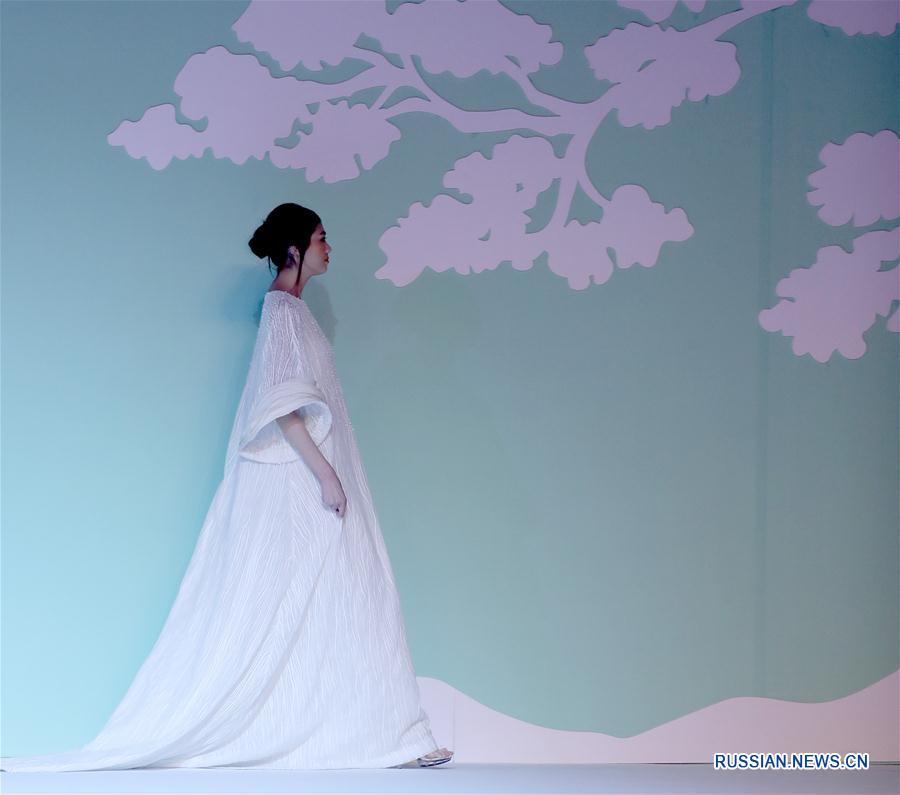 Показ новой коллекции модельера Чу Янь на Пекинской неделе моды