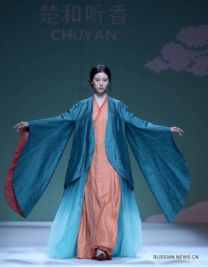Показ новой коллекции модельера Чу Янь на Пекинской неделе моды