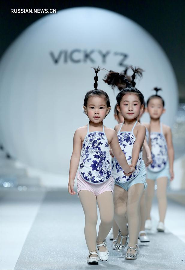 Коллекция одежды для детей и их родителей от дизайнера Сюй Синьинь на Неделе моды в Пекине