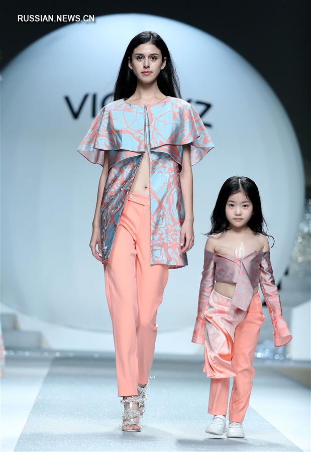 Коллекция одежды для детей и их родителей от дизайнера Сюй Синьинь на Неделе моды в Пекине
