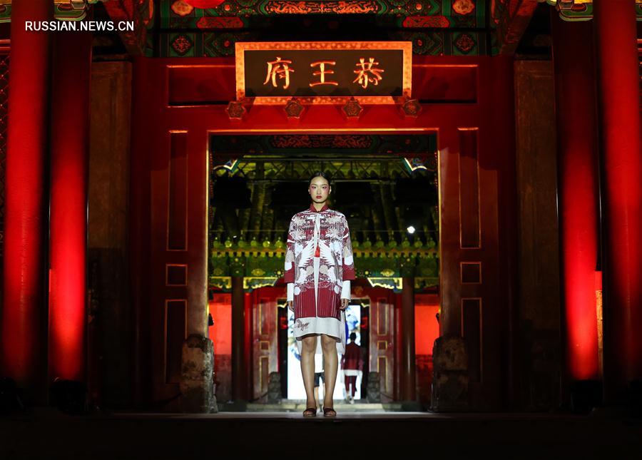 Показ дизайнера Цзэн Фэнфэя на Пекинской неделе моды