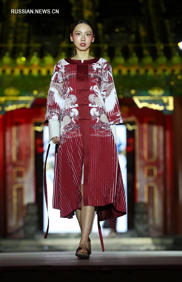Показ дизайнера Цзэн Фэнфэя на Пекинской неделе моды