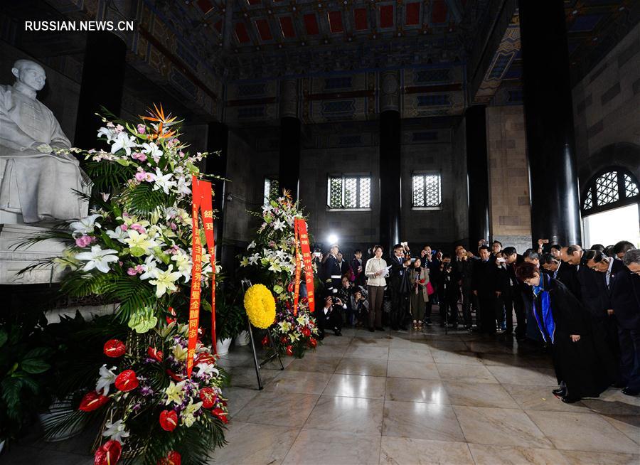 Делегация партии Гоминьдан посетила мавзолей Сунь Ятсена