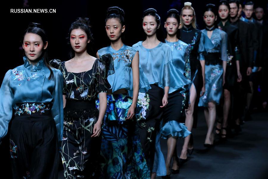 Китайская международная неделя моды: показ новой коллекции Цзинь Хуэй