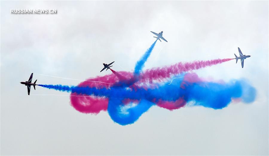 Чжухайский авиасалон: выступление британской пилотажной группы "Красные стрелы"